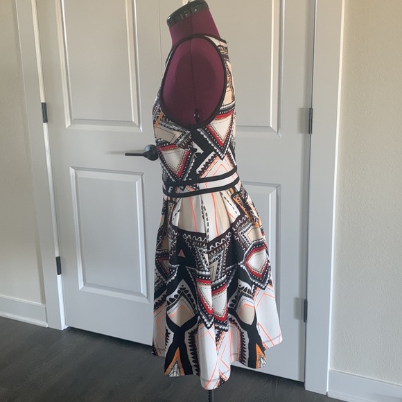 Patterned Knee-Length Dress - Picture 4 of 10